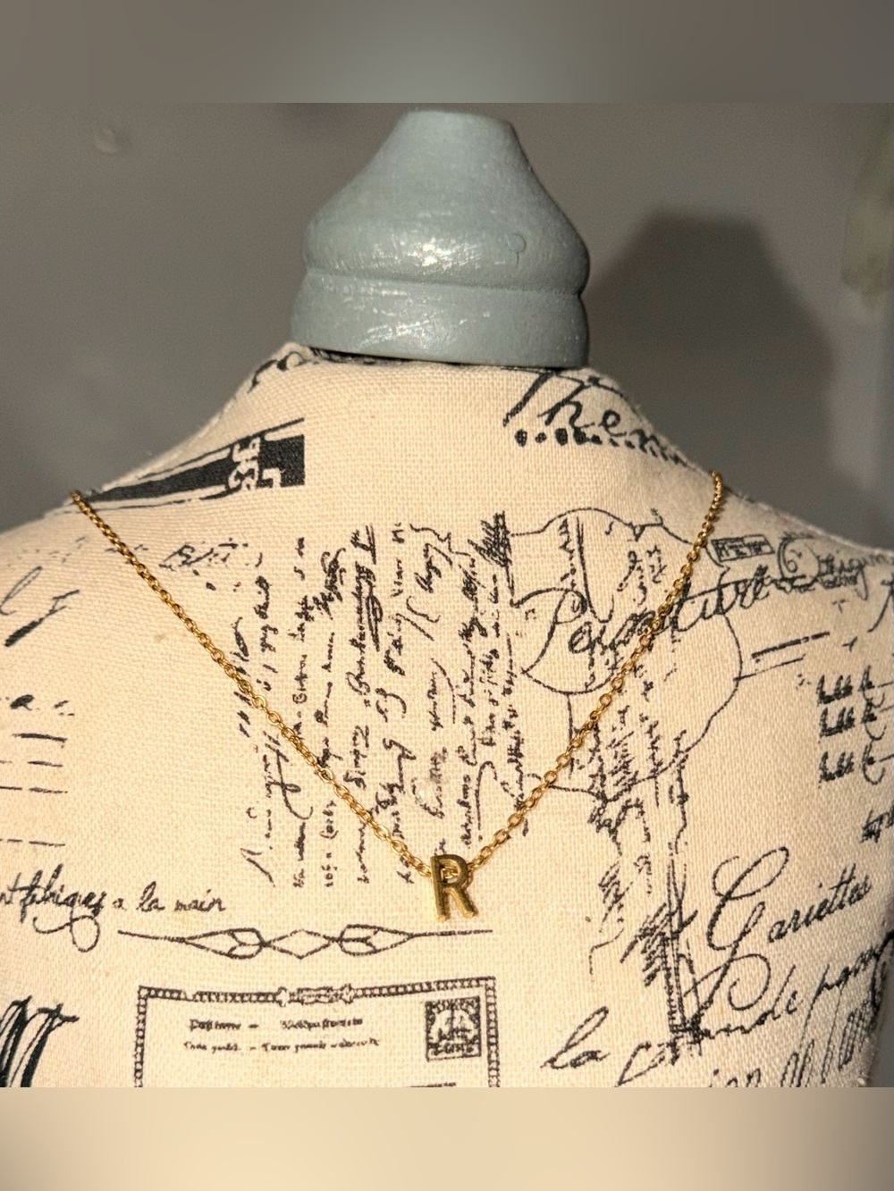 BOUTIQUE | Miniature Letter “R” Necklace (Gold)